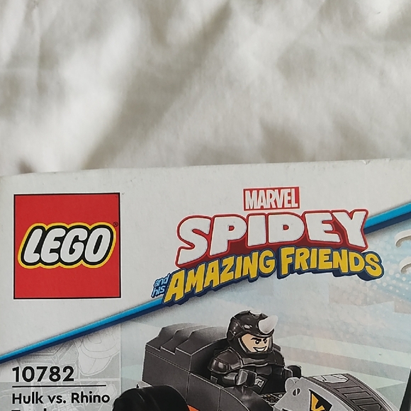 LEGO Spidey Amazing Friends Hulk vs. Rhino Showdown - Picture 2 of 10